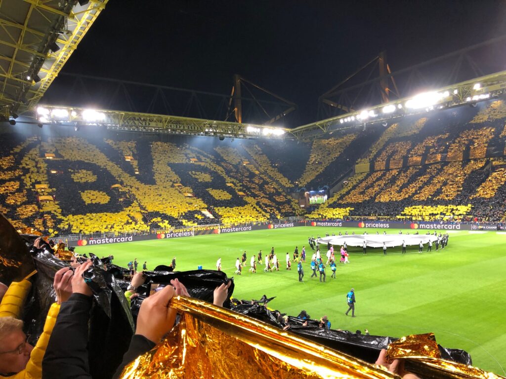 Borussia Dortmund, fankultur, optakt, tilskuere, fans på stadion, Bundesligaen 2021/22, fyldte stadioner, fodboldrejse i Bundesligaen